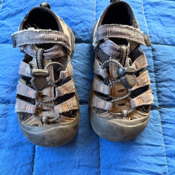 Kid’s Keen Hiking Sandals - Picture 3 of 4